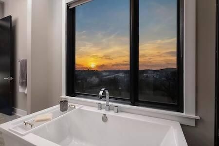 Skyline View Mansion, Hot Tub, Close To Downtown, Less Than 10 Mins To 5 Points And Broadway, 3 Spacious Suites, Workspace, Garage Spaces And Ample Parking, 24 Hr Hospitality Holiday home
