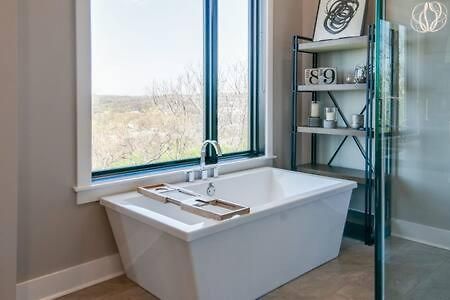 Skyline View Mansion, Hot Tub, Close To Downtown, Less Than 10 Mins To 5 Points And Broadway, 3 Spacious Suites, Workspace, Garage Spaces And Ample Parking, 24 Hr Hospitality Holiday home