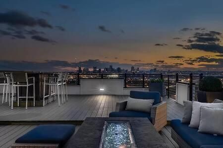 Skyline View Mansion, Hot Tub, Close To Downtown, Less Than 10 Mins To 5 Points And Broadway, 3 Spacious Suites, Workspace, Garage Spaces And Ample Parking, 24 Hr Hospitality * Nashville