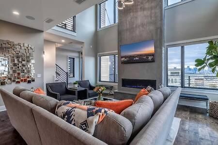 Holiday home Skyline View Mansion, Hot Tub, Close To Downtown, Less Than 10 Mins To 5 Points And Broadway, 3 Spacious Suites, Workspace, Garage Spaces And Ample Parking, 24 Hr Hospitality Nashville