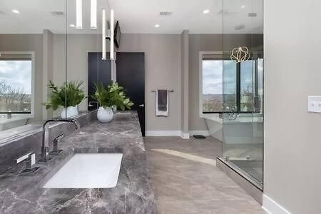 Holiday home Skyline View Mansion, Hot Tub, Close To Downtown, Less Than 10 Mins To 5 Points And Broadway, 3 Spacious Suites, Workspace, Garage Spaces And Ample Parking, 24 Hr Hospitality