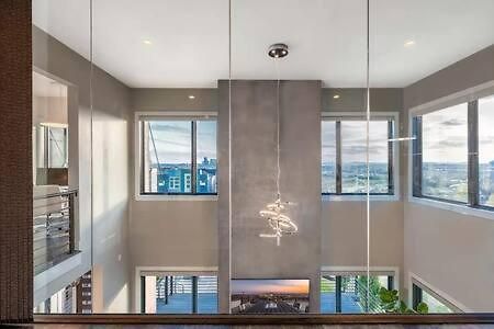 Skyline View Mansion, Hot Tub, Close To Downtown, Less Than 10 Mins To 5 Points And Broadway, 3 Spacious Suites, Workspace, Garage Spaces And Ample Parking, 24 Hr Hospitality *