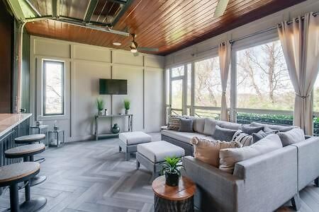 Skyline View Mansion, Hot Tub, Close To Downtown, Less Than 10 Mins To 5 Points And Broadway, 3 Spacious Suites, Workspace, Garage Spaces And Ample Parking, 24 Hr Hospitality *