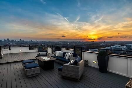 Skyline View Mansion, Hot Tub, Close To Downtown, Less Than 10 Mins To 5 Points And Broadway, 3 Spacious Suites, Workspace, Garage Spaces And Ample Parking, 24 Hr Hospitality