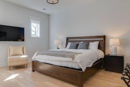 Roomy 1-level Near Vanderbilt With Parking, 1 Story, Secure Parking, Patio 3 Miles To Broadway Holiday home *