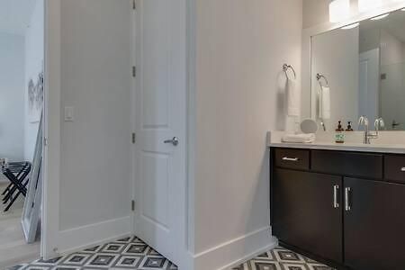 Roomy 1-level Near Vanderbilt With Parking, 1 Story, Secure Parking, Patio 3 Miles To Broadway *