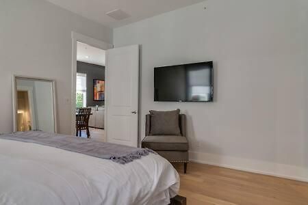 Roomy 1-level Near Vanderbilt With Parking, 1 Story, Secure Parking, Patio 3 Miles To Broadway Holiday home *