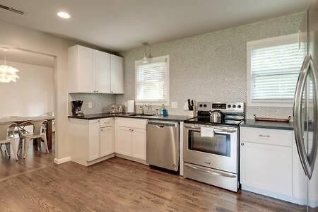 1-story Home, Fenced Yard, Grill, Firepit, Parking, Sleeps 10, Pet-friendly, Smart Tvs, 10 Mins To Nissan Stadium & Five Points, Cozy Bedrooms, Outdoor Fun, Perfect For Families & Groups Holiday home *