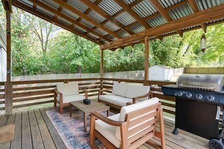 Holiday home 1-story Home, Fenced Yard, Grill, Firepit, Parking, Sleeps 10, Pet-friendly, Smart Tvs, 10 Mins To Nissan Stadium & Five Points, Cozy Bedrooms, Outdoor Fun, Perfect For Families & Groups *