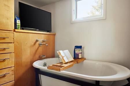 Chic 4br With Fenced Yard Walk To Dining Parking 5 Mins To Nissan Stadium Less Than 2 Miles To Broadway Workspace Parking 24 Hr Hospitality Great For Families Holiday home Nashville