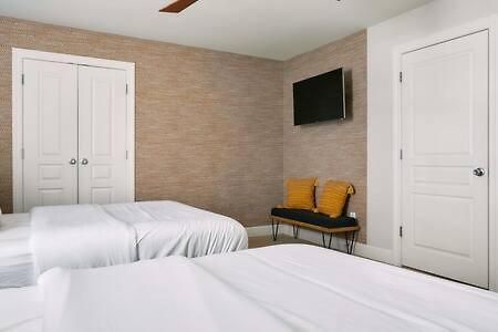 Holiday home Modern Next To Vanderbilt Campus With Parking, Screened Porch & Workspace, Walk To Hillsboro Village, Fido & Pancake Pantry, Minutes To Music Row, 12 South & Broadway, Perfect For Families, Friends & Visits Nashville