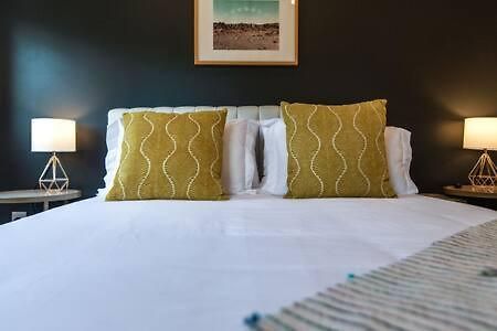 Holiday home Charming East Nash Retreat, Walk To Dining Faves, Cozy Den, Workspace And Smart Tvs, Plush Velvet Sofa, Full Kitchen & Garage, Near Mas Tacos & Five Points, 10 Min To Broadway, 24 Hr Hospitality Nashville