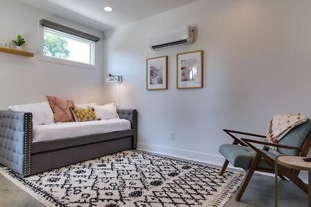 Holiday home Charming East Nash Retreat, Walk To Dining Faves, Cozy Den, Workspace And Smart Tvs, Plush Velvet Sofa, Full Kitchen & Garage, Near Mas Tacos & Five Points, 10 Min To Broadway, 24 Hr Hospitality