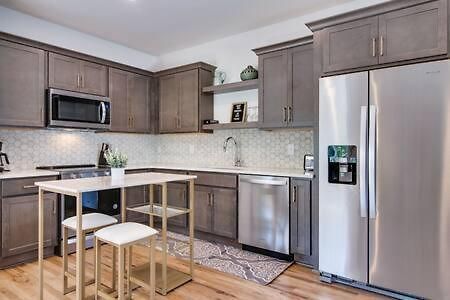 Charming East Nash Retreat, Walk To Dining Faves, Cozy Den, Workspace And Smart Tvs, Plush Velvet Sofa, Full Kitchen & Garage, Near Mas Tacos & Five Points, 10 Min To Broadway, 24 Hr Hospitality