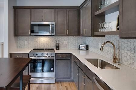 Stylish East Nash Townhouse, Walk To Favorite Eats, Cozy Den, Workspace, Smart Tvs And Fast Wifi, Full Kitchen, Garage And 24 Hr Hospitality, Near Mas Tacos, Rosepepper And Five Points, 10 Min To Broadway Holiday home Nashville