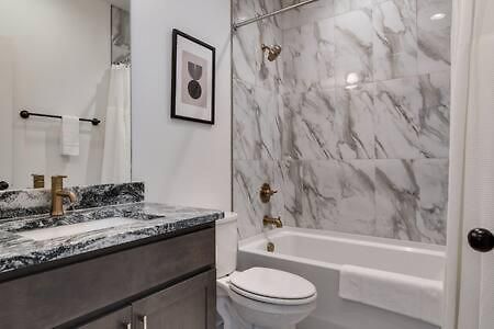 Holiday home Stylish East Nash Townhouse, Walk To Favorite Eats, Cozy Den, Workspace, Smart Tvs And Fast Wifi, Full Kitchen, Garage And 24 Hr Hospitality, Near Mas Tacos, Rosepepper And Five Points, 10 Min To Broadway