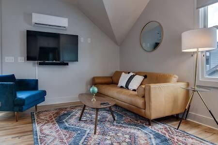 Modern East Townhome & Garage Holiday home