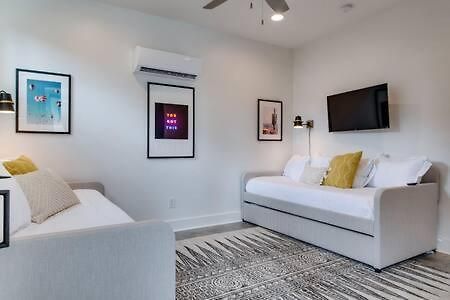 Modern East Retreat, Walk To Local Faves, Cozy Living Space, Smart Tvs & Fast Wifi, Full Kitchen, Garage & Workspace, Steps To Mas Tacos & Rosepepper, 10 Min To Broadway & Nissan Stadium, 24 Hr Hospitality Nashville