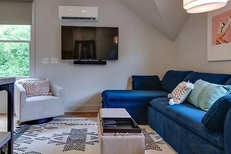 Townhouse - Walk To Food, Near Downtown!