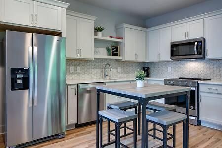 Townhouse - Walk To Food, Near Downtown! Holiday home *