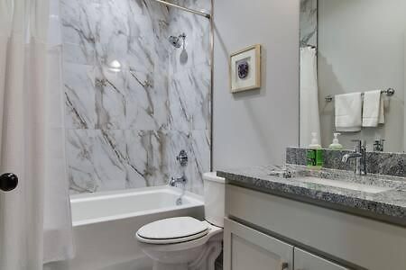 Townhouse - Walk To Food, Near Downtown! * Nashville