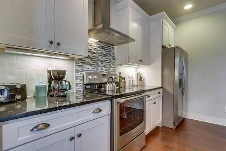 Holiday home Spacious 4 King Belmont 2 Living Walk To Belmont & Vanderbilt Large Dining Table Smart Tvs Parking 24 Hr Hospitality Near Music Row & The Gulch 2 Miles To Broadway Nashville