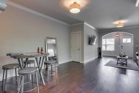 Holiday home Spacious 4 King Belmont 2 Living Walk To Belmont & Vanderbilt Large Dining Table Smart Tvs Parking 24 Hr Hospitality Near Music Row & The Gulch 2 Miles To Broadway