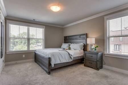 Spacious 4 King Belmont 2 Living Walk To Belmont & Vanderbilt Large Dining Table Smart Tvs Parking 24 Hr Hospitality Near Music Row & The Gulch 2 Miles To Broadway Nashville