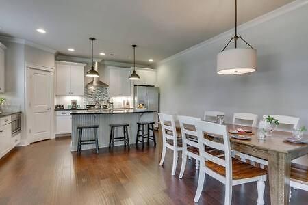 Spacious 4 King Belmont 2 Living Walk To Belmont & Vanderbilt Large Dining Table Smart Tvs Parking 24 Hr Hospitality Near Music Row & The Gulch 2 Miles To Broadway *