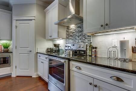 Spacious 4 King Belmont 2 Living Walk To Belmont & Vanderbilt Large Dining Table Smart Tvs Parking 24 Hr Hospitality Near Music Row & The Gulch 2 Miles To Broadway Holiday home Nashville