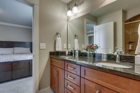 Spacious 4 King Belmont 2 Living Walk To Belmont & Vanderbilt Large Dining Table Smart Tvs Parking 24 Hr Hospitality Near Music Row & The Gulch 2 Miles To Broadway Nashville