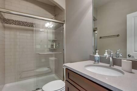 Spacious 4 King Belmont 2 Living Walk To Belmont & Vanderbilt Large Dining Table Smart Tvs Parking 24 Hr Hospitality Near Music Row & The Gulch 2 Miles To Broadway Holiday home *