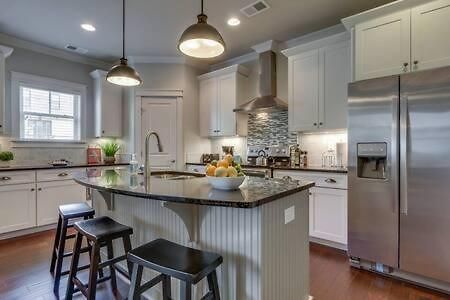 Spacious 4 King Belmont 2 Living Walk To Belmont & Vanderbilt Large Dining Table Smart Tvs Parking 24 Hr Hospitality Near Music Row & The Gulch 2 Miles To Broadway Holiday home *