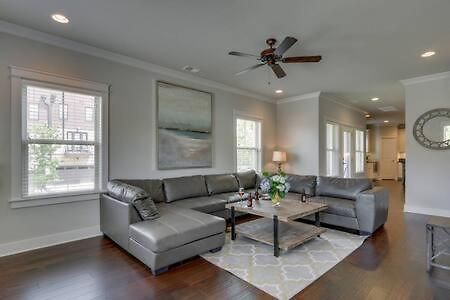Spacious 4 King Belmont 2 Living Walk To Belmont & Vanderbilt Large Dining Table Smart Tvs Parking 24 Hr Hospitality Near Music Row & The Gulch 2 Miles To Broadway *