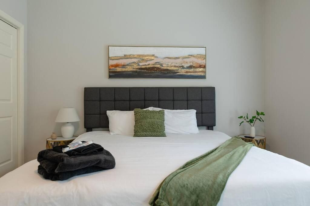 Cozy & 2br With Optional Parking Near Vanderbilt, Gulch & Honky Tonk Highway Apartment