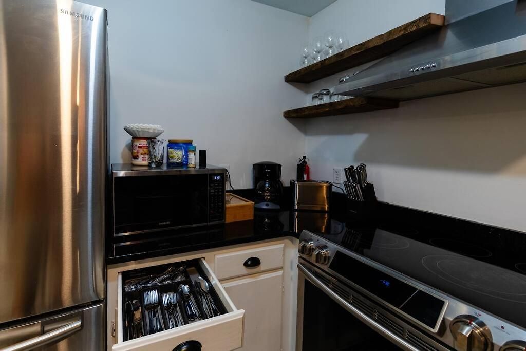 Bright & Cozy 2br Family Sleeps 6 With Private Balcony And Optional Parking Near Centennial Park & Broadway Apartment
