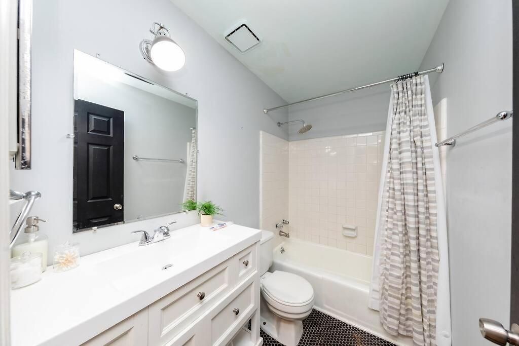 Apartment Bright & Cozy 2br Family Sleeps 6 With Private Balcony And Optional Parking Near Centennial Park & Broadway *