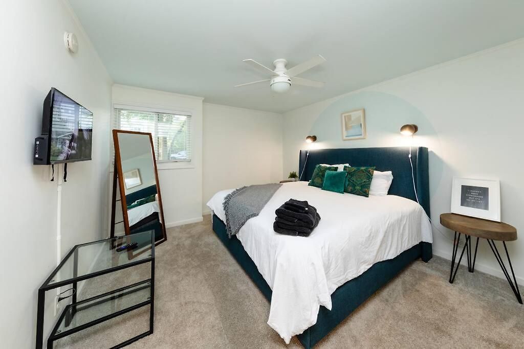 Apartment Bright & Cozy 2br Family Sleeps 6 With Private Balcony And Optional Parking Near Centennial Park & Broadway Nashville