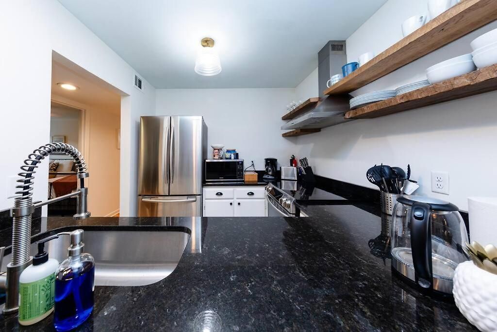Bright & Cozy 2br Family Sleeps 6 With Private Balcony And Optional Parking Near Centennial Park & Broadway Apartment *