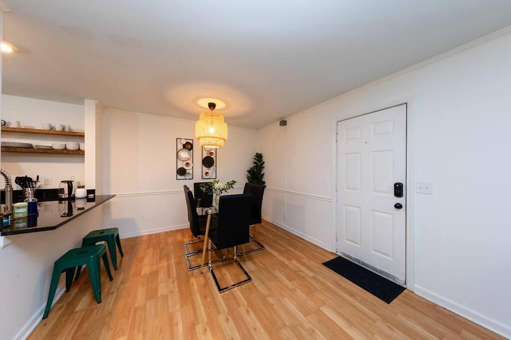 Bright & Cozy 2br Family Sleeps 6 With Private Balcony And Optional Parking Near Centennial Park & Broadway Nashville