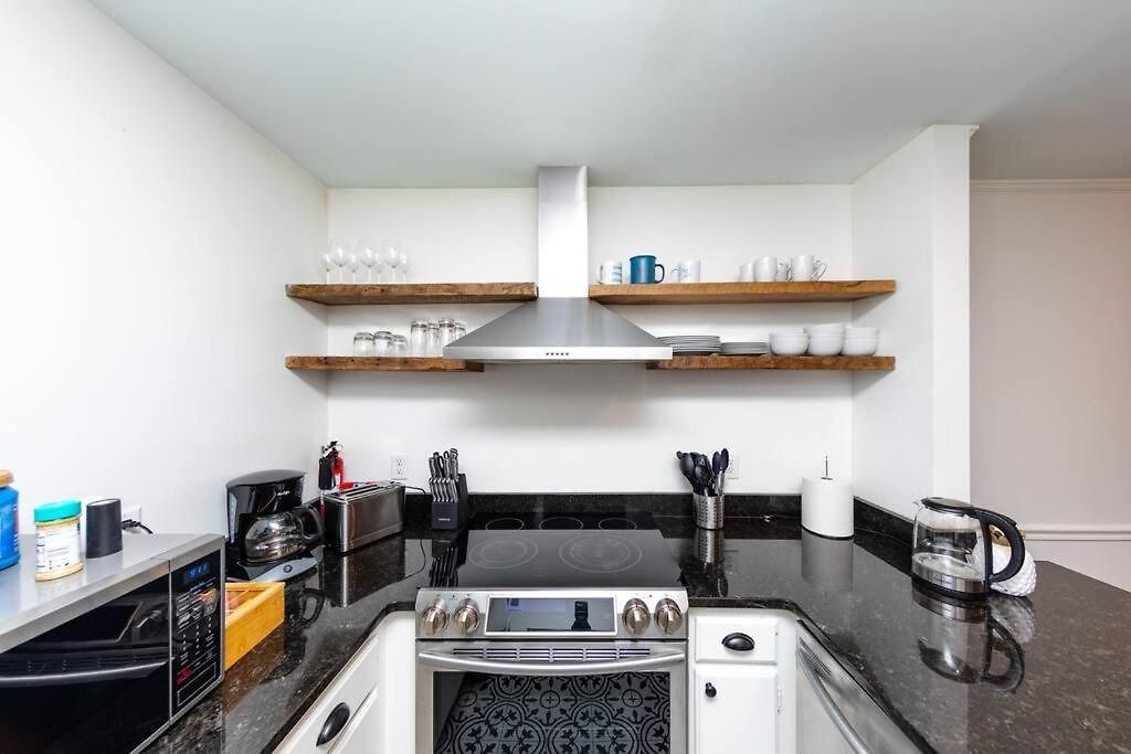 Apartment Bright & Cozy 2br Family Sleeps 6 With Private Balcony And Optional Parking Near Centennial Park & Broadway Nashville