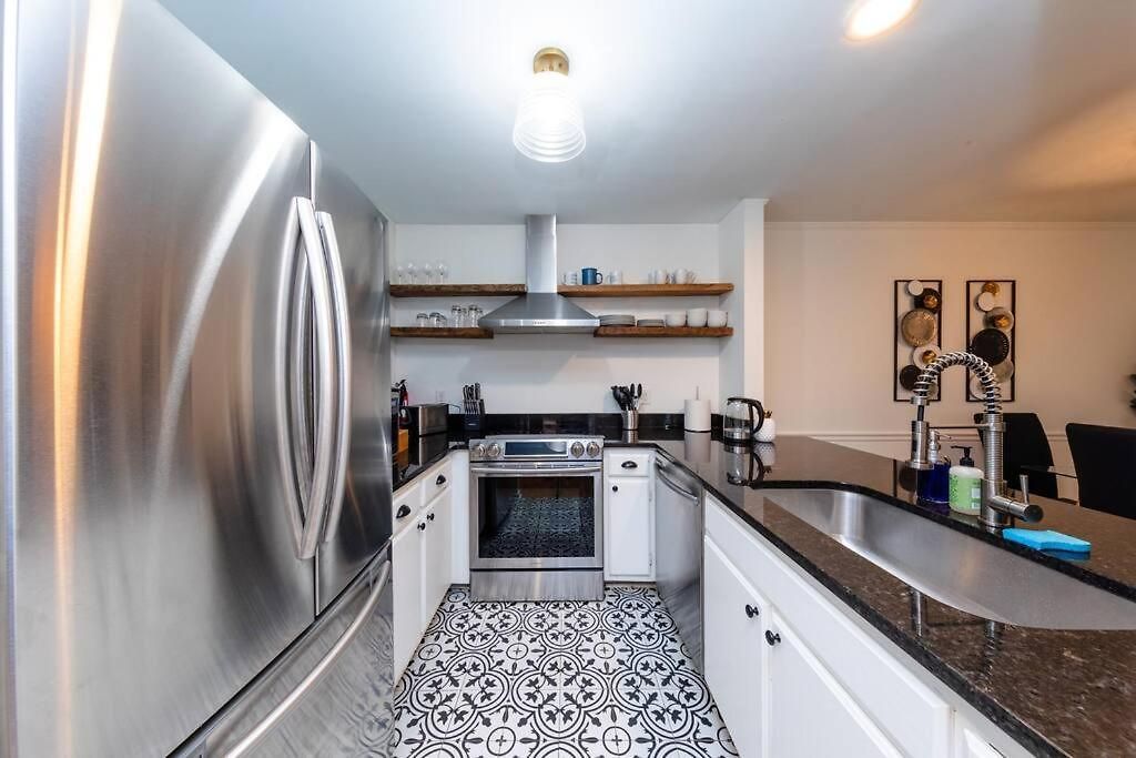 Bright & Cozy 2br Family Sleeps 6 With Private Balcony And Optional Parking Near Centennial Park & Broadway Apartment Nashville