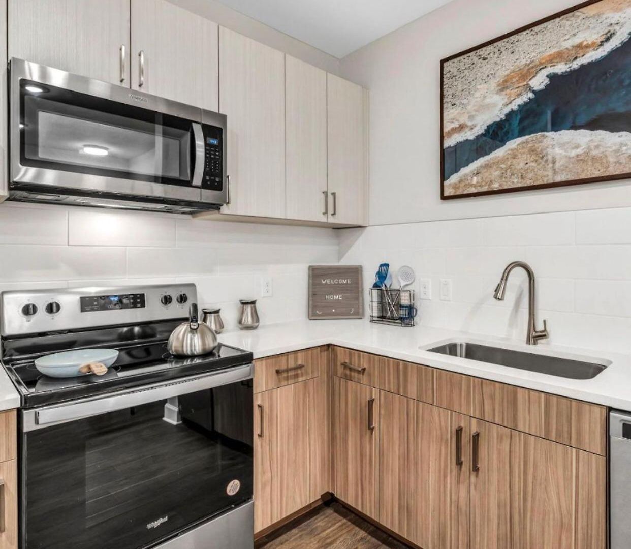 Spacious Castle W Gym Pool Free Parking I Walk To Dowtown N Broadway Apartment