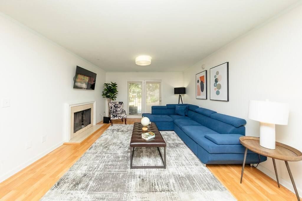 Charming 2br Retreat With Private Balcony And Optional Parking Walk To Parthenon & Vanderbilt And Mins To Broadway & The Gulch