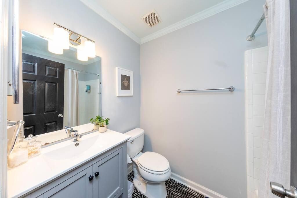 Charming 2br Retreat With Private Balcony And Optional Parking Walk To Parthenon & Vanderbilt And Mins To Broadway & The Gulch Apartment