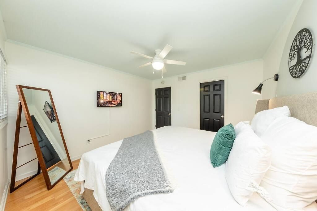 Apartment Charming 2br Retreat With Private Balcony And Optional Parking Walk To Parthenon & Vanderbilt And Mins To Broadway & The Gulch