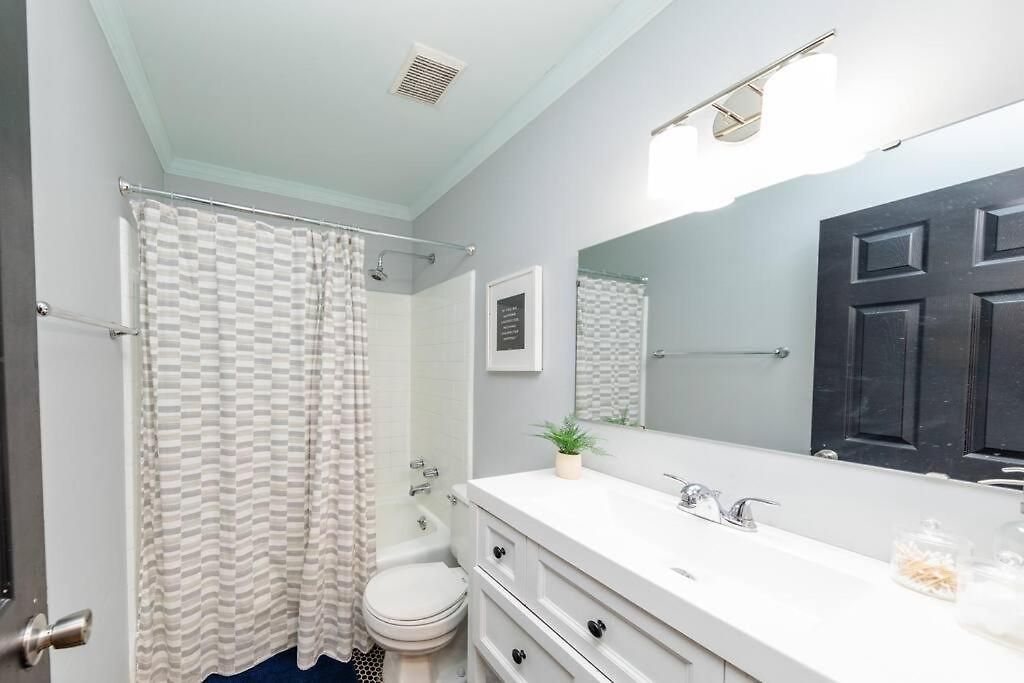 Charming 2br Retreat With Private Balcony And Optional Parking Walk To Parthenon & Vanderbilt And Mins To Broadway & The Gulch Apartment Nashville