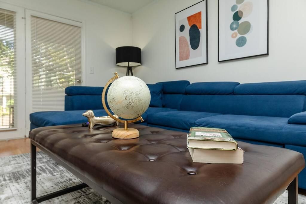 Charming 2br Retreat With Private Balcony And Optional Parking Walk To Parthenon & Vanderbilt And Mins To Broadway & The Gulch *