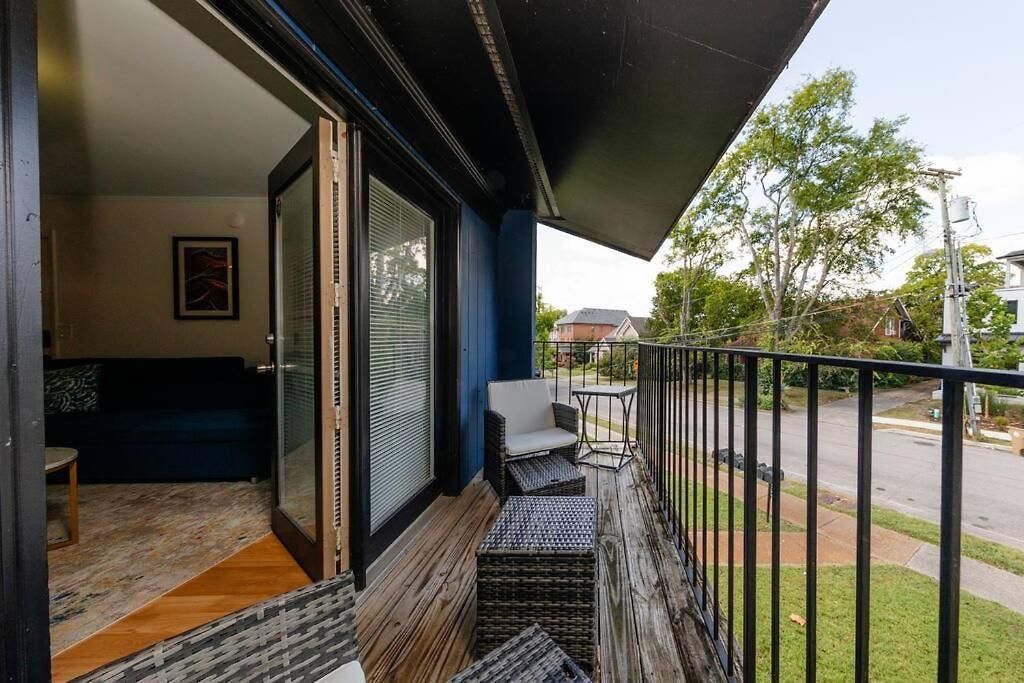 Charming 2br Retreat With Private Balcony And Optional Parking Walk To Parthenon & Vanderbilt And Mins To Broadway & The Gulch