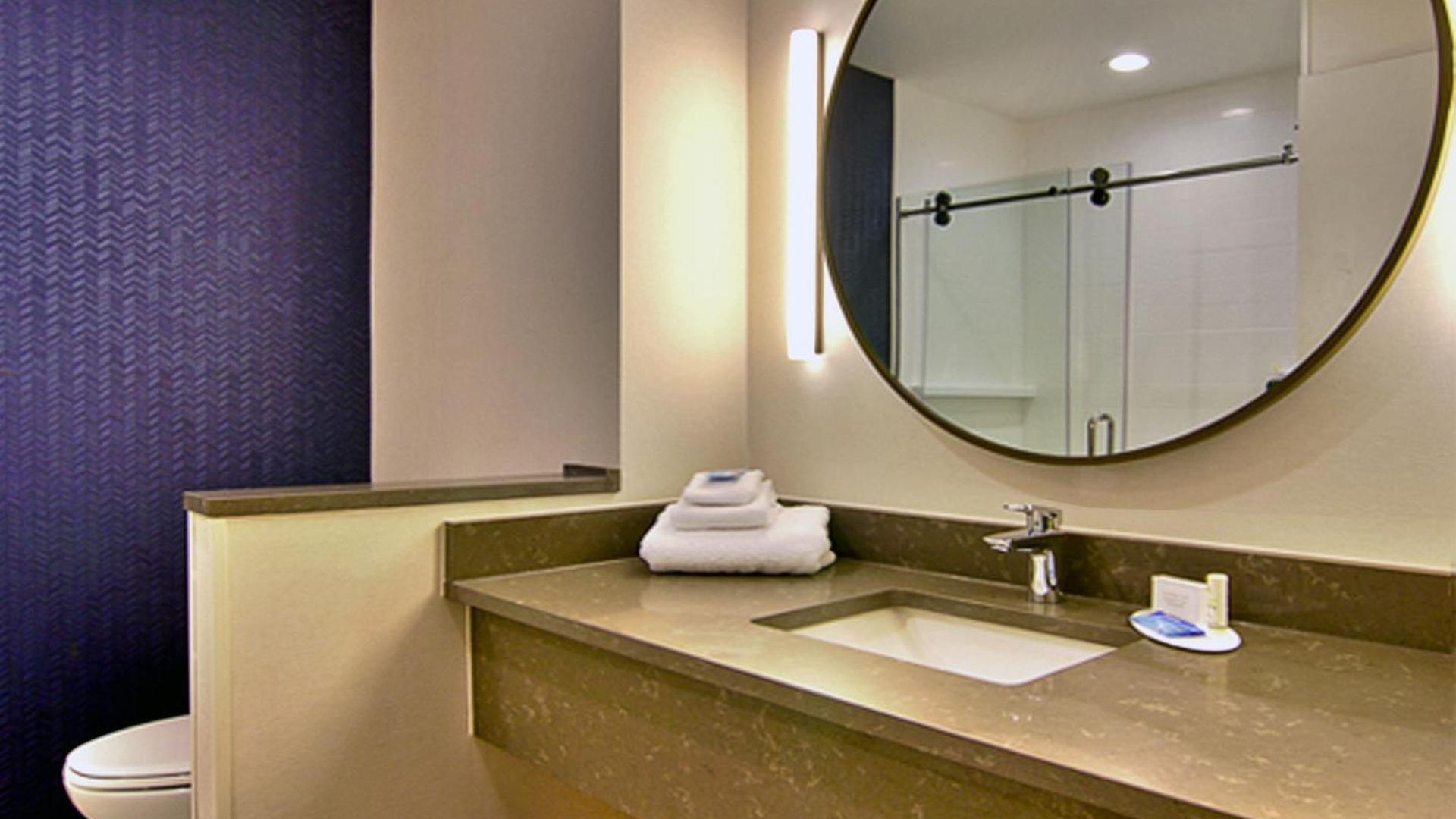 Hotel Fairfield & By Marriott Airport